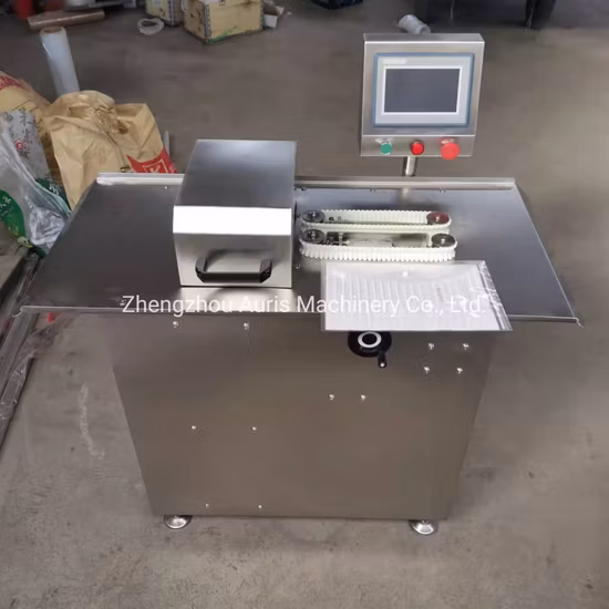 다양한 길이의 소시지를 묶고 돌리는 선반